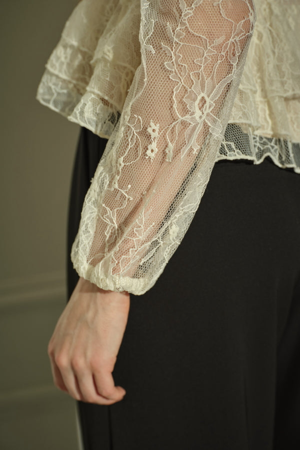9/8 19時予約開始<br>Sheer Lace Peplum Top <br> -Off white-
