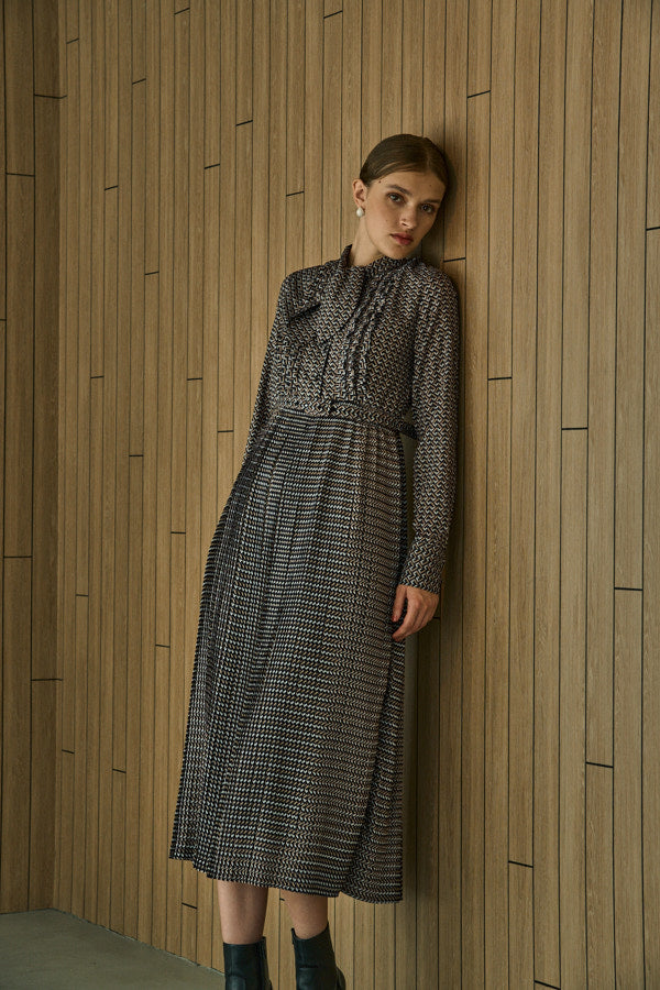 Classic Pleated One-piece <br> -Black-