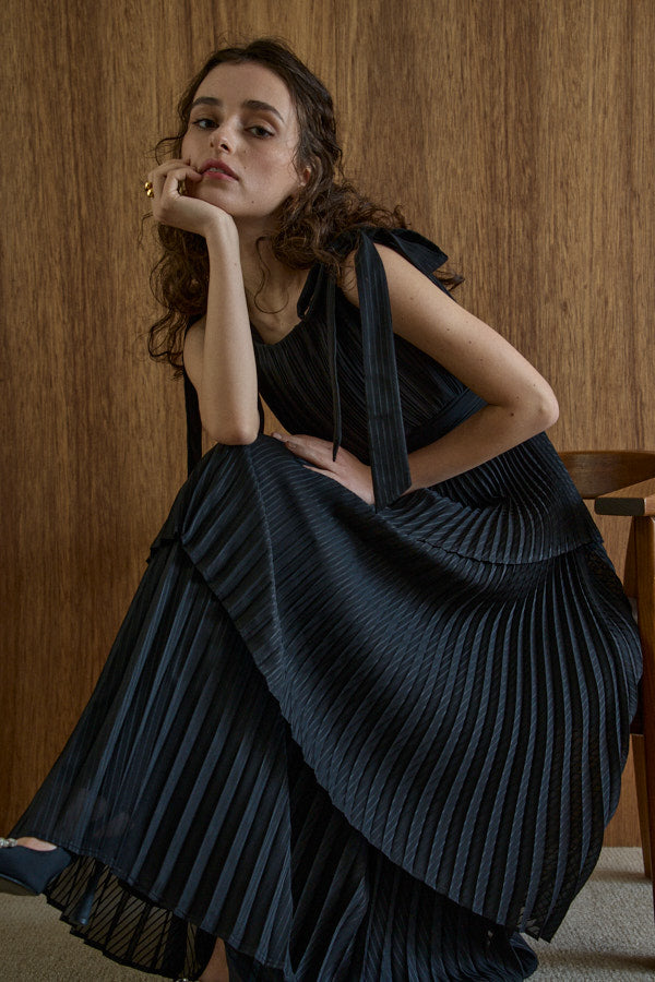 Pleated tiered dress  <br> -Black-