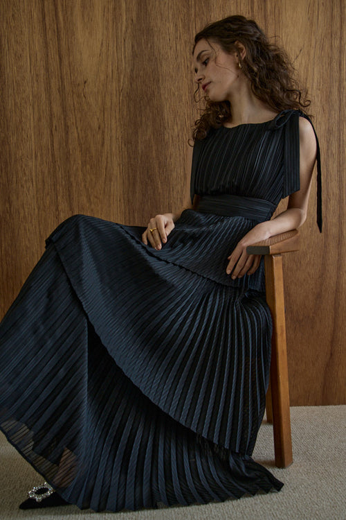 Pleated tiered dress  <br> -Black-