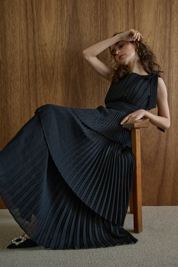 Pleated tiered dress  <br> -Black-