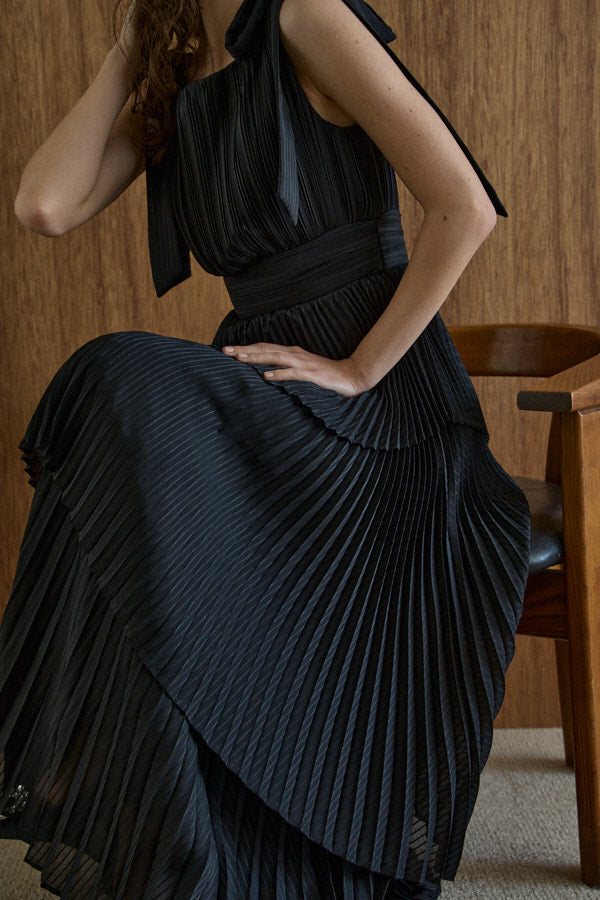 Pleated tiered dress  <br> -Black-
