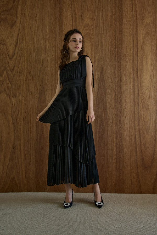 Pleated tiered dress  <br> -Black-