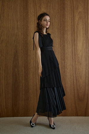 Pleated tiered dress  <br> -Black-