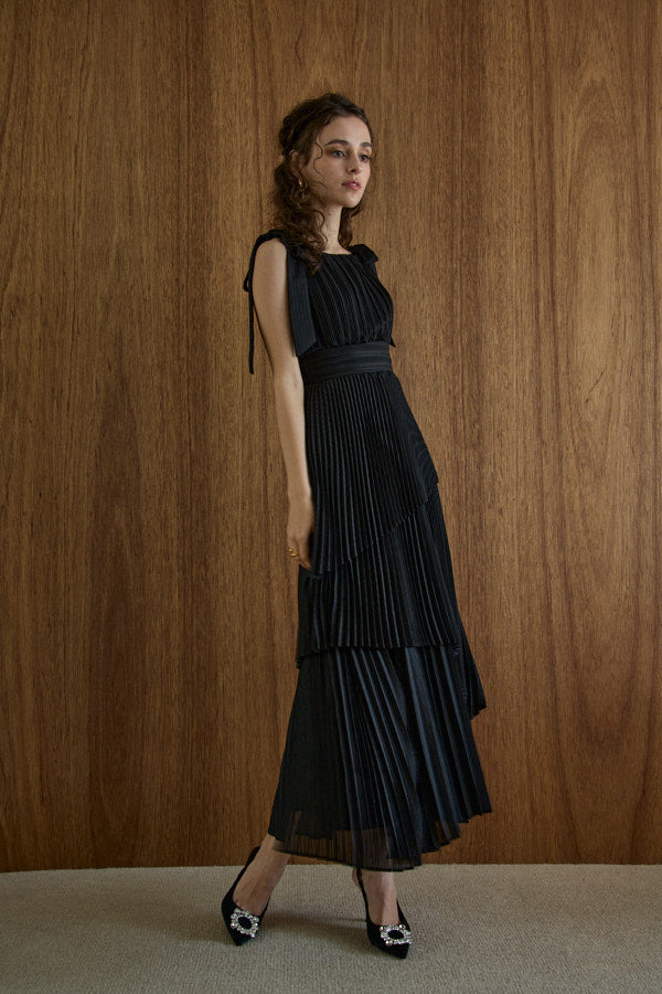 Pleated tiered dress  <br> -Black-