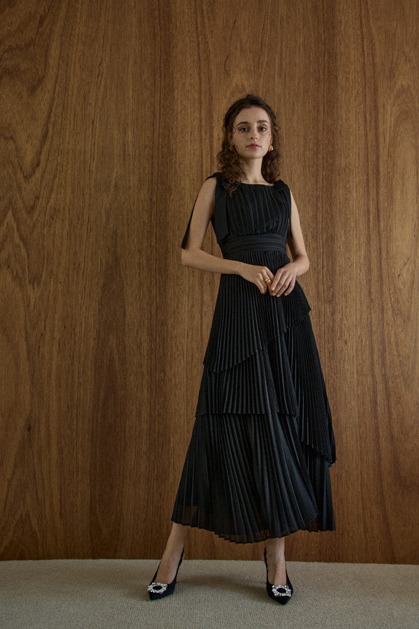 Pleated tiered dress  <br> -Black-