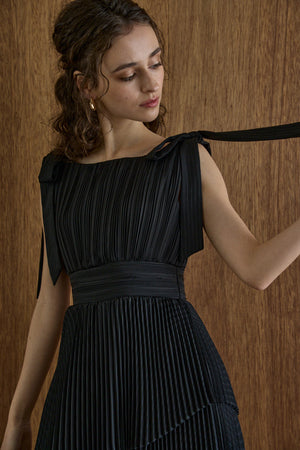 Pleated tiered dress  <br> -Black-