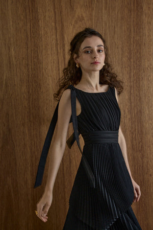Pleated tiered dress  <br> -Black-