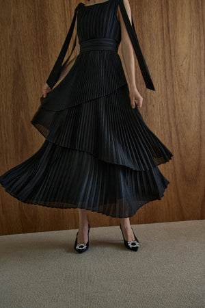 Pleated tiered dress  <br> -Black-