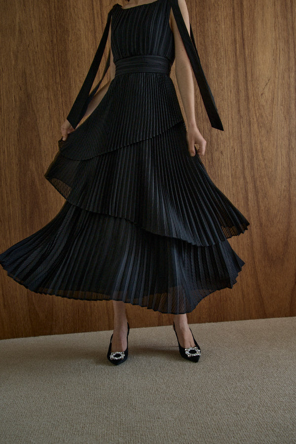 Pleated tiered dress  <br> -Black-