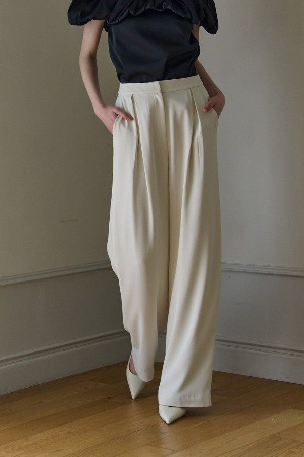 Inverted Tuck Flow Wide Pants <br> -Off / 2size-