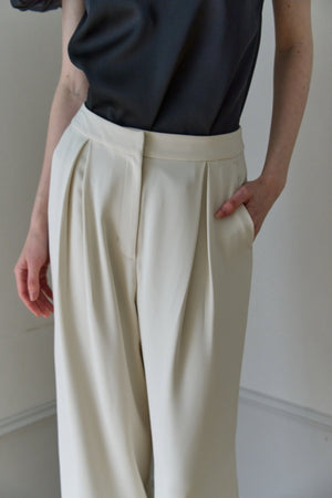 Inverted Tuck Flow Wide Pants <br> -Off / 2size-
