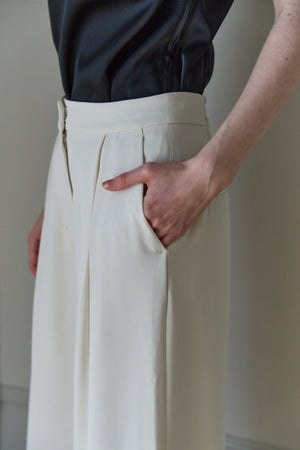 Inverted Tuck Flow Wide Pants <br> -Off / 2size-