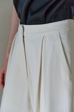 Inverted Tuck Flow Wide Pants <br> -Off / 2size-
