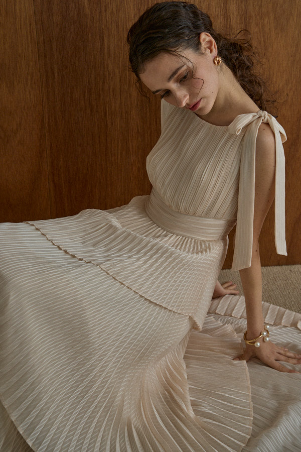 エラディエ　アイボリー プリーツ パーティードレス Pleated tiered dress -Ivory- – ERADIE