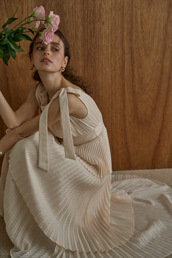 エラディエ　アイボリー プリーツ パーティードレス Pleated tiered dress -Ivory- – ERADIE