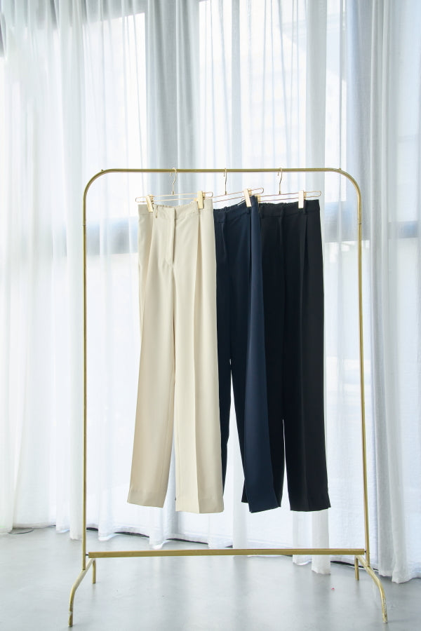 Center tack press straight pants  <br> -Off-