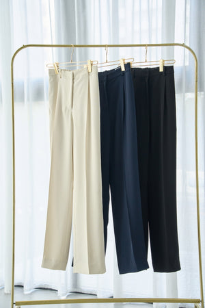 Center tack press straight pants  <br> -Off-