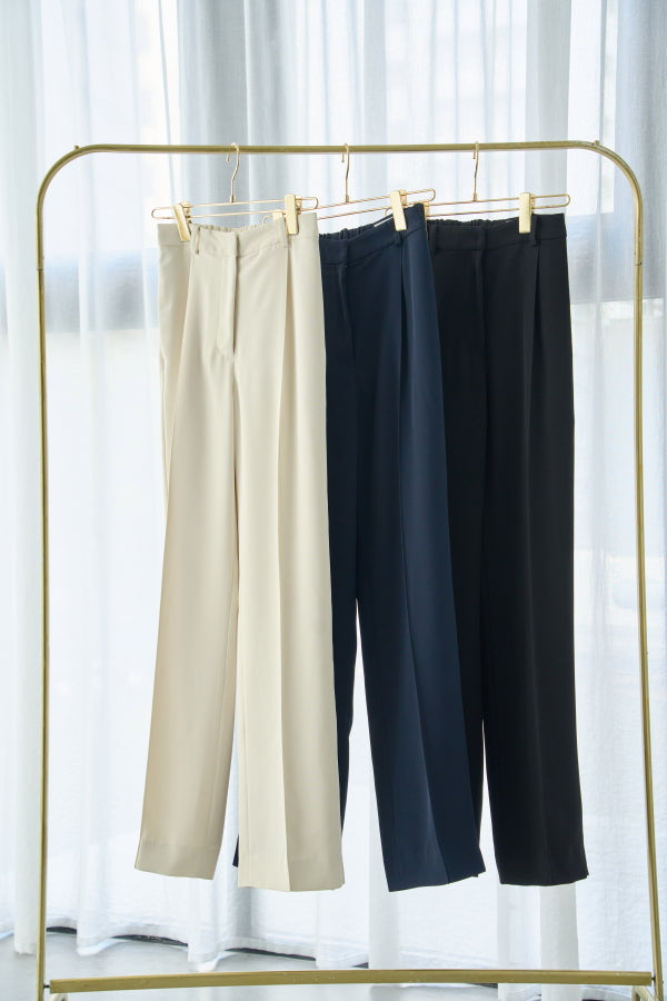 Center tack press straight pants  <br> -Off-